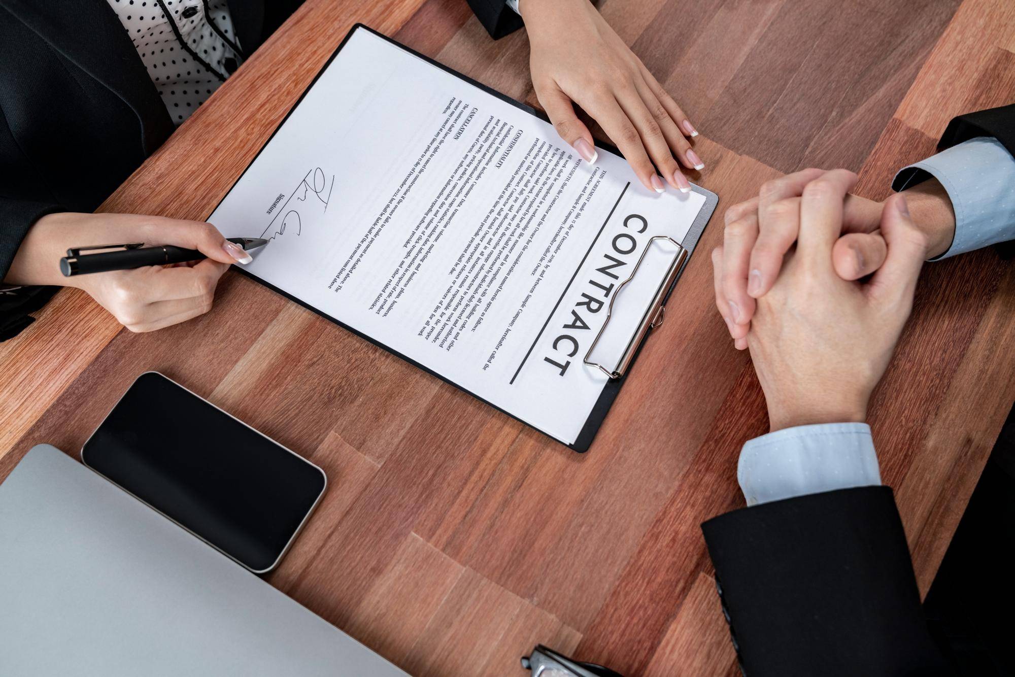 Jak działa umowa o zachowaniu poufności z pracownikiem i kara umowna?
